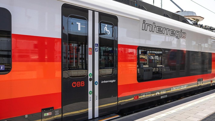 Cityjet Interregio am Bahnsteig