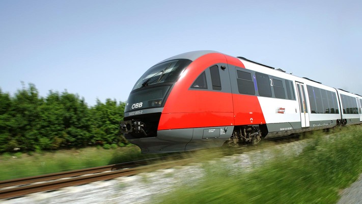 Desiro fährt durch Landschaft