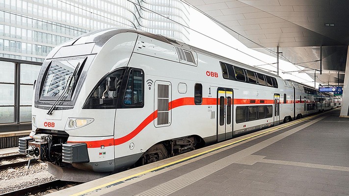IC-Doppelstockzug des Typs Stadler KISS 200
