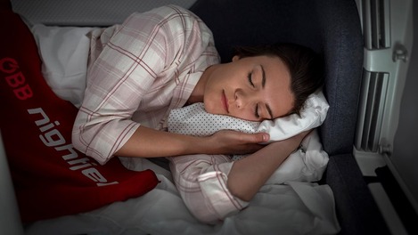 Frau schläft im Nightjet