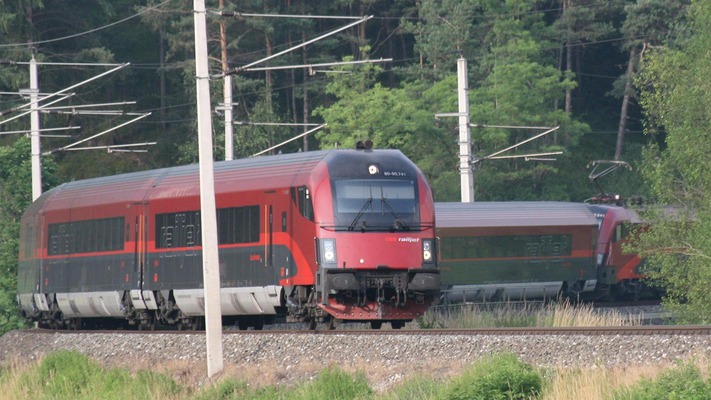Railjet in Kurvenlage