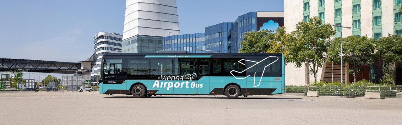 Vienna Airport Bus steht am Flughafen Wien vor dem Tower