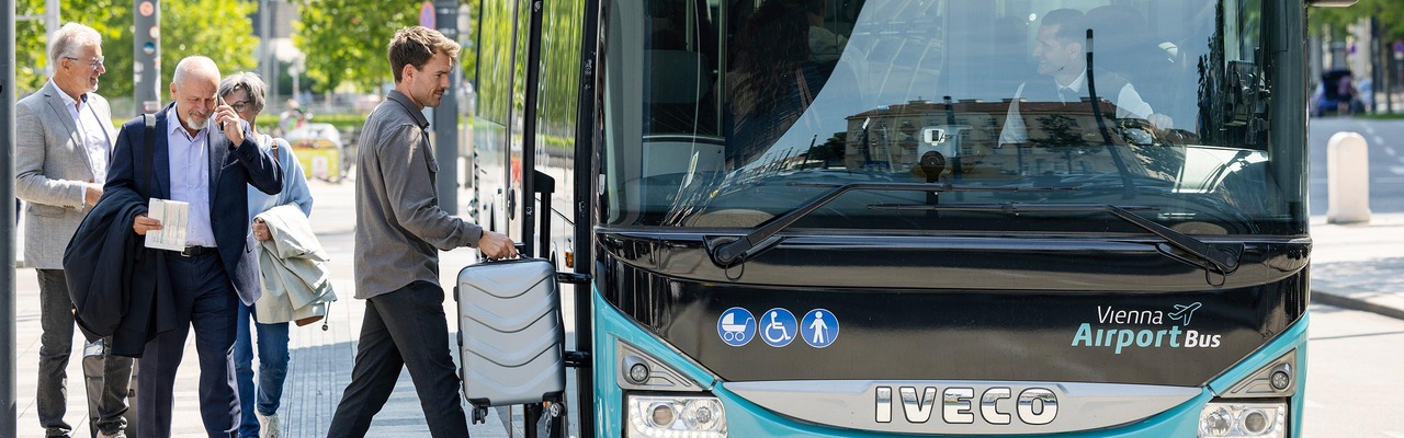 Leute steigen in den Vienna Airport Bus