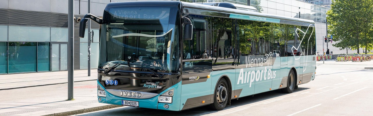 Vienna Airport Bus steht vor Wiener Hbf