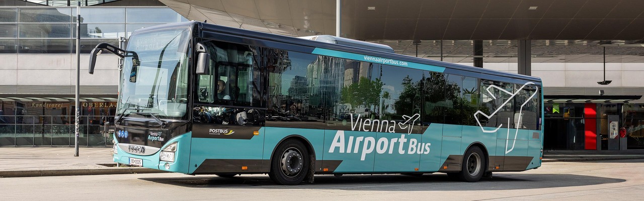 Vienna Airport Bus steht am Wiener Hbf