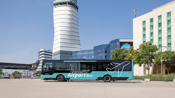 © ÖBB / Harald Eisenberger Vienna Airport Bus steht am Flughafen Wien vor dem Tower