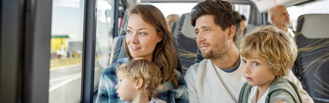 Familie im Bus der Vienna Airport Lines