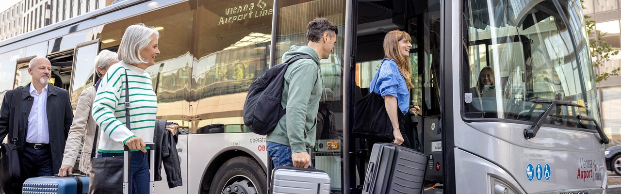 Leute steigen in einen Bus der Vienna Airport Lines