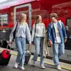 Giovani davanti al treno ÖBB Railjet