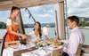 Gastronomie 1 Paar mit Kellnerin Wein 