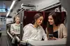 Mädchen im Sitzwagen comfort schauen auf Smartphone