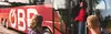 Personen steigen in Bus ein