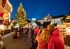 Touristen genießen ihren Aufenthalt am Grazer Weihnachtsmarkt