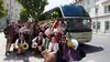 Musikkapelle steht vor Postbus