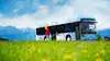 Wasserstoffbus fährt durch schöne Landschaft