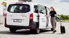 Frau steigt in Postbus Shuttle