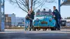 Personen schieben Oldtimer