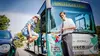 Busfahrer und Fahrgast vor Postbus