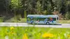 Wasserstoffbus in Landschaft