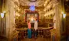 zwei Personen in einem prunkvollen, historischen Theatersaal