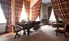 Eleganter historischer Salon mit schwarzem Flügel, hohen Fenstern und schweren, rot gemusterten Vorhängen; klassische Möbel schaffen eine repräsentative Atmosphäre.<br/>