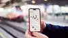 Kunde hält Smartphone mit SimplyGo! App