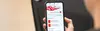 Person hält Smartphone mit ÖBB Tickets App