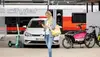Frau mit Smartphone und Sharing-Fahrzeugen am Bahnsteig