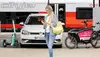 Frau am Bahnsteig nutzt ÖBB360 Dienste am Smartphone