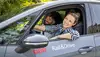 Mann und Frau beim Beladen eines Rail&Drive Fahrzeugs