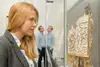 Frau blickt auf Ausstellungsstück