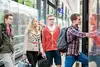 Jugendliche beim Einstieg in den ÖBB Railjet