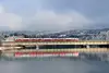 Cityjet fährt über Brücke in Schneelandschaft