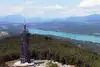 Pyramidenkogel mit Wörthersee im Hintergrund