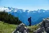 Wanderer vor schönem Bergpanorama