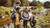 Das ÖBB Freizeitticket. Eine Familie beim Wandern in den Wäldern.