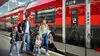 Reisende beim Einstieg in den Railjet