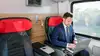 Businessreisender mit Laptop