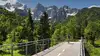 Radfahrer auf Fahrradweg auf Brücke