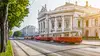 Straßenbahn auf der Ringstraße beim Burgtheater