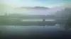 Zug fährt über neblige Brücke