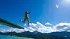 Person springt in See