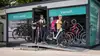 Zwei Personen schieben E-Bikes neben sich her
