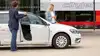 Personen stehen vor Rail&Drive Auto