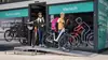 Fahrrad-Gruppe beim Ausleihen an einem Bike Rental Standort