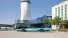 Vienna Airport Bus steht am Flughafen Wien vor dem Tower