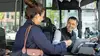 Frau im Bus zeigt Busfahrer ihr Ticket