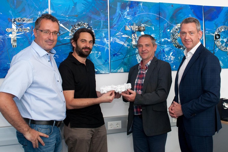 Die zukünftige gemeinsame Partnerschaft mit FOTEC Forschungs- und Technologietransfer GmbH setzt auf professionelle und kompetente Zusammenarbeit und Wissenstransfer. v.l.n.r. Helmut Loibl, Geschäftsführer FOTEC; Reinhard Hubmann, Leitung Engineering Technologies, FOTEC; Alexander Pröll, Leiter Fertigungsbereich Elektrische Komponenten, ÖBB-Technische Services und Andrew Callahan, Leiter Supply Chain Management, ÖBB-Technische Services 