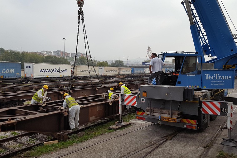 Am neuen Wartungsstützpunkt können sogar Radachsen von Güterwagen getauscht werden. / Even freight car wheel axles can be replaced at the new maintenance base.  