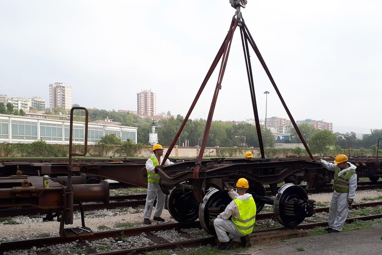 Am neuen Wartungsstützpunkt können sogar Radachsen von Güterwagen getauscht werden. / Even freight car wheel axles can be replaced at the new maintenance base.  